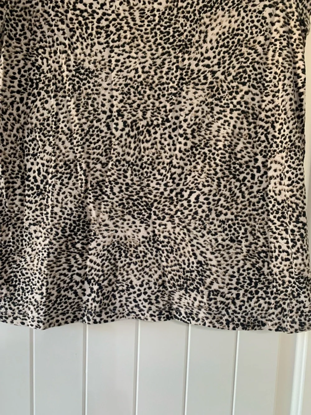 Athleta Women's Short Sleeve Cream and Black Cotton Leopard Print Top Small - Picture 5 of 9